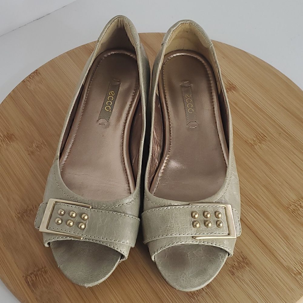 Ecco Leather Peep Toe Wedges Studs and Buckle Women's Shoe Size 36 (US 5/5.5)